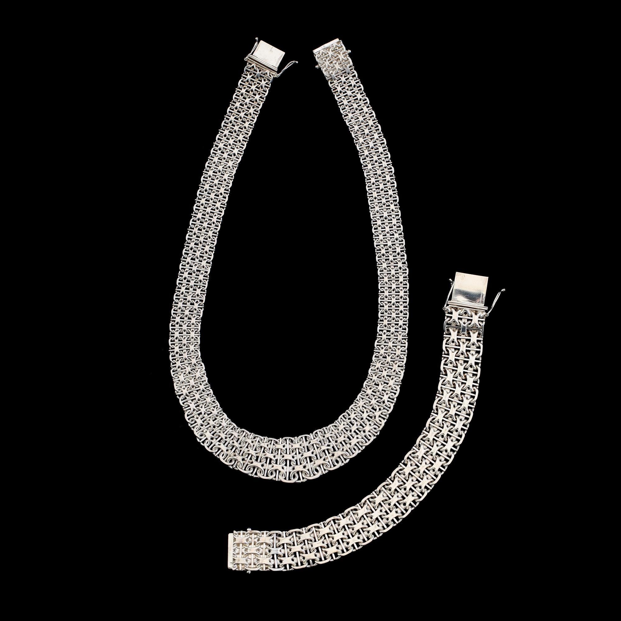 COLLIER OCH ARMBAND, silver. Total vikt ca 105 g.