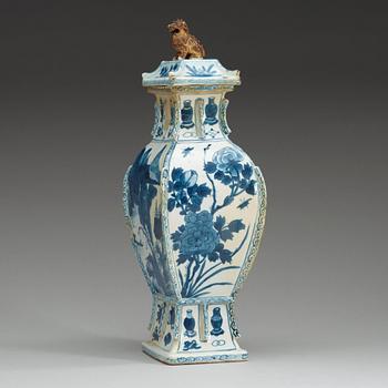 VAS med LOCK, porslin. Qing dynastin, Kangxi (1662-1722).