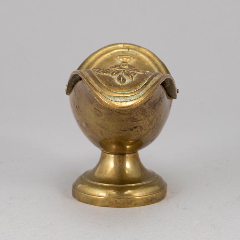 An 18th century bronze wafer box.