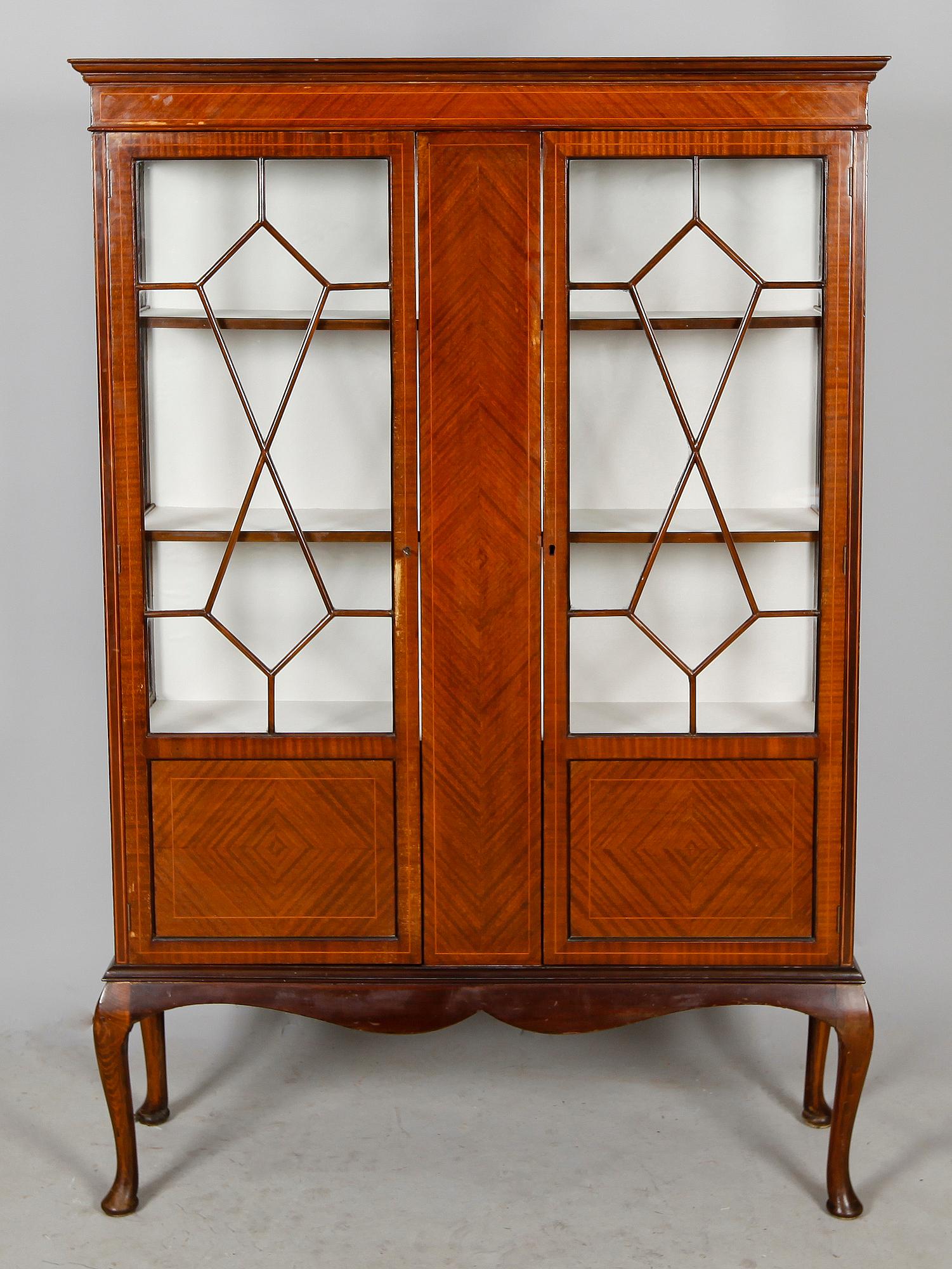 VITRINSKÅP, England, 1900-talets andra hälft.