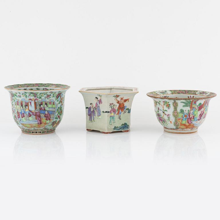 Three porceain flower pots, China, Qing dynasty, second half of the 19th century and around 1900.