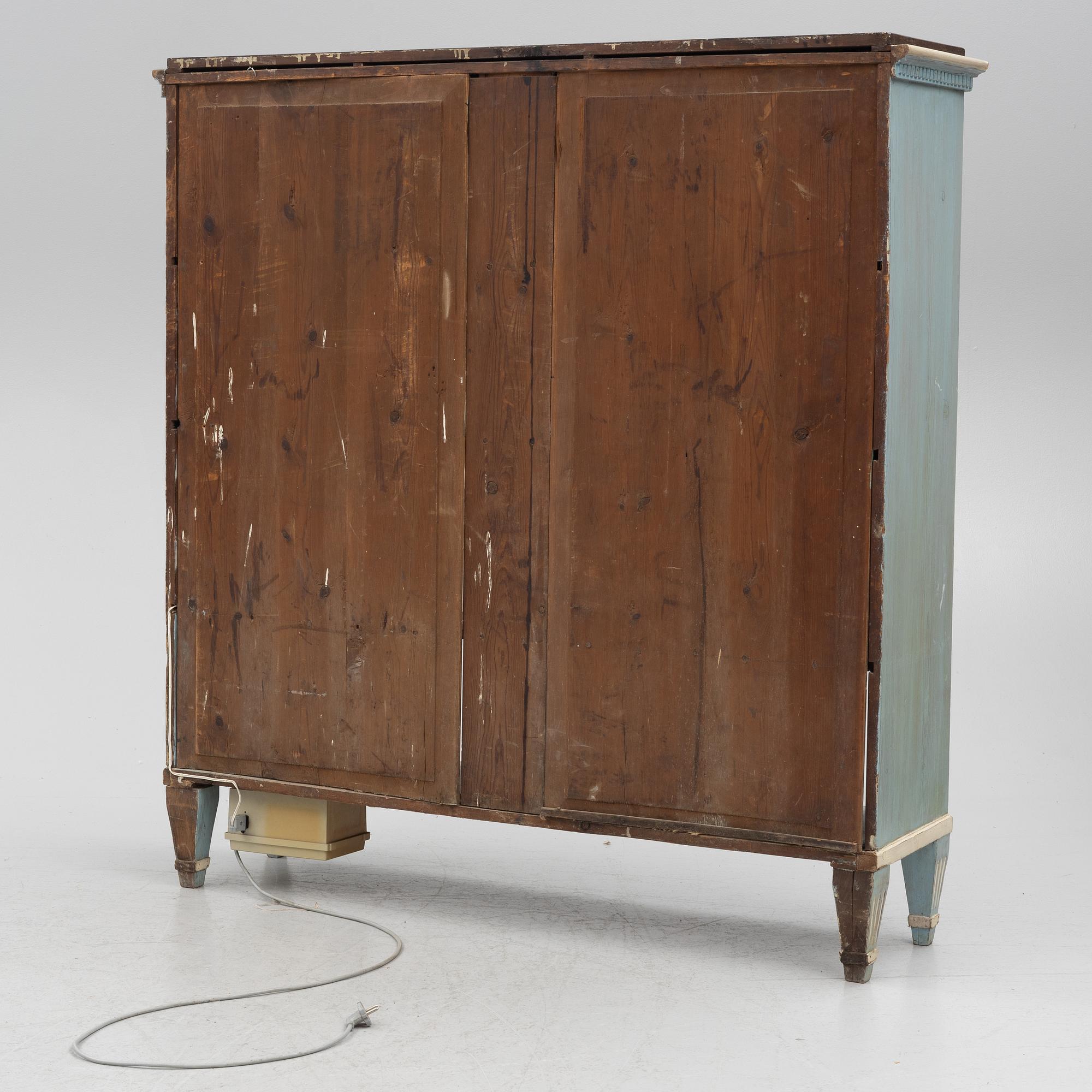 Vitrinskåp, gustaviansk stil, 1900-talets början.