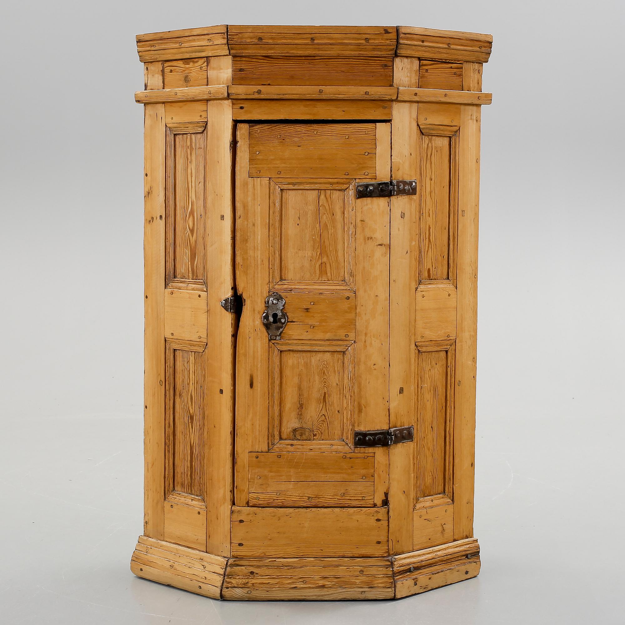 HÖRNSKÅP, allmoge, 1700-tal.