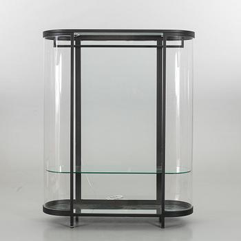 VITRINSKÅP / BUTIKSSKÅP. Glas, plexiglas och spegelglas. Sekelskiftetet 2000.