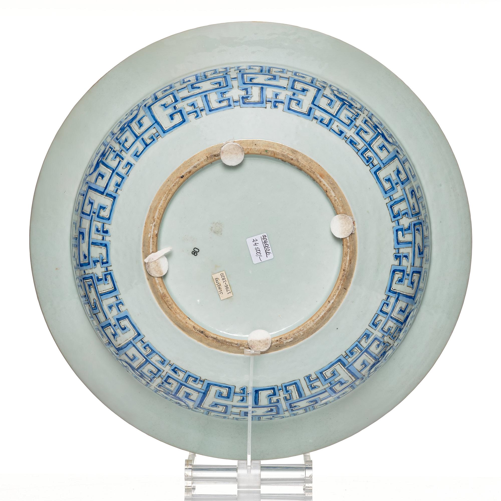 A famille rose basin, Qing dynasty, 19th Century.