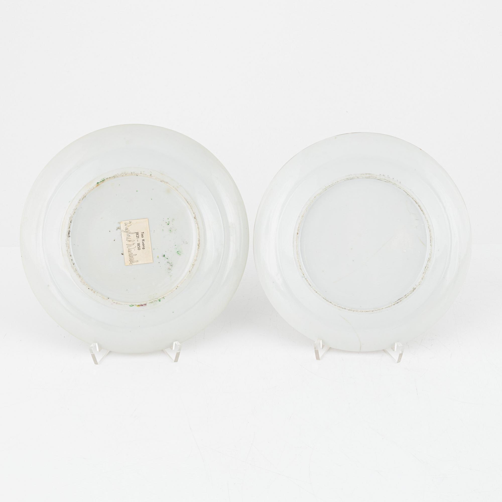 Tallrikar, 5 st, samt en vas, porslin, Kanton, Kina, 1800-talets andra hälft.