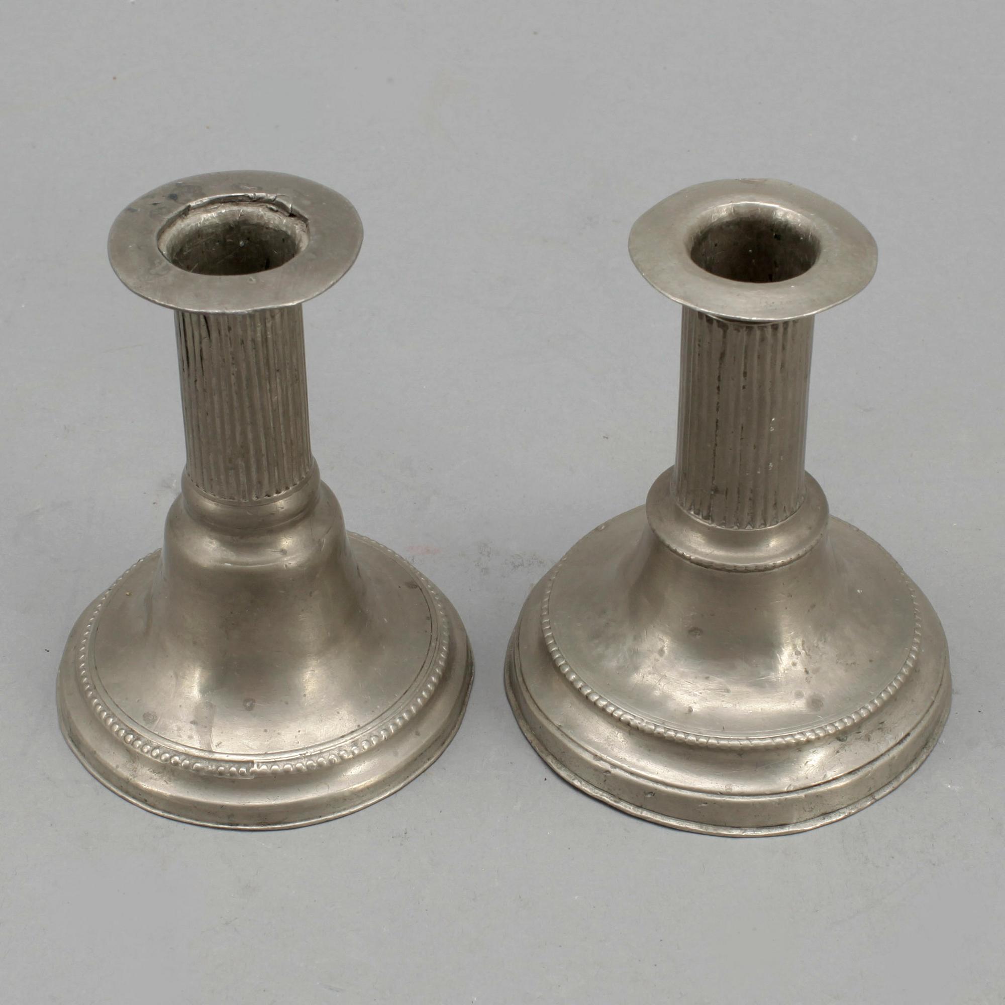 LJUSSTAKAR, 2 st snarlika, tenn, 1700/1800-tal.