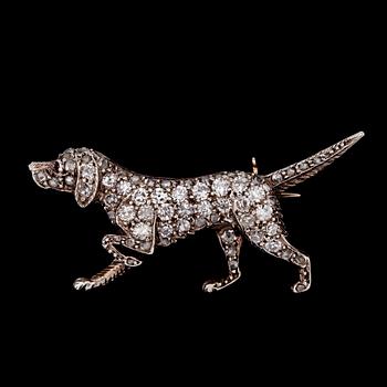 95. BROSCH, i form av jakthund, med rosenslipade diamanter, tot. 0.40 ct. 1930-tal.