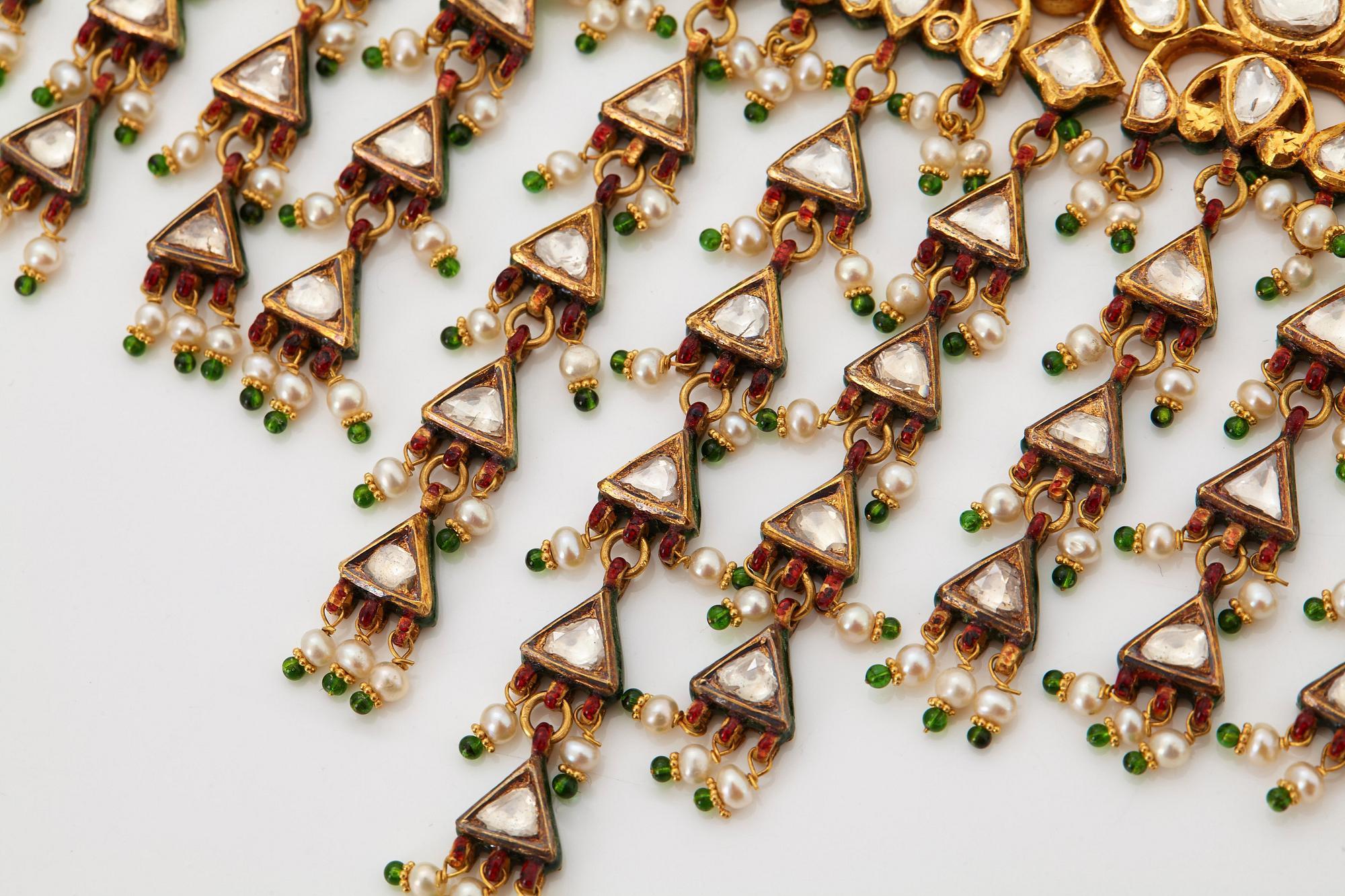 An Indian demi parure comprising a necklace and a pair of earrings.