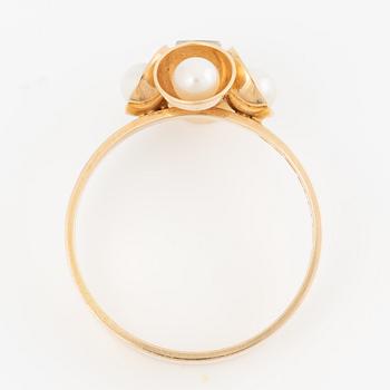 Ring 14K guld med odlade pärlor och en åttkantslipad diamant.