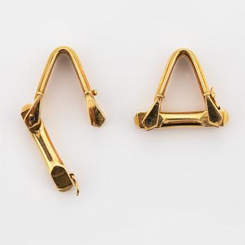 A pair of 18K gold cufflinks.