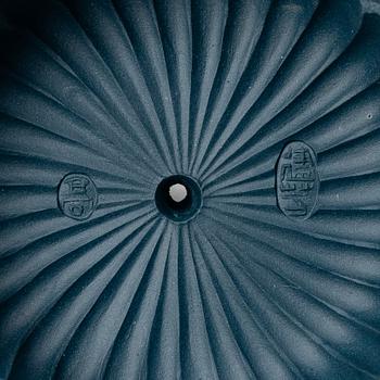 Two Chinese yixing teapots attributed to Gao Jianfang (b. 1956), China 1980s.