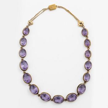 Collier silver och 18K guld med fasettslipat glas samt ett kors silver med ametist och pärlor.