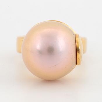 18K gold and large pink japanese freshwater pearl ring.