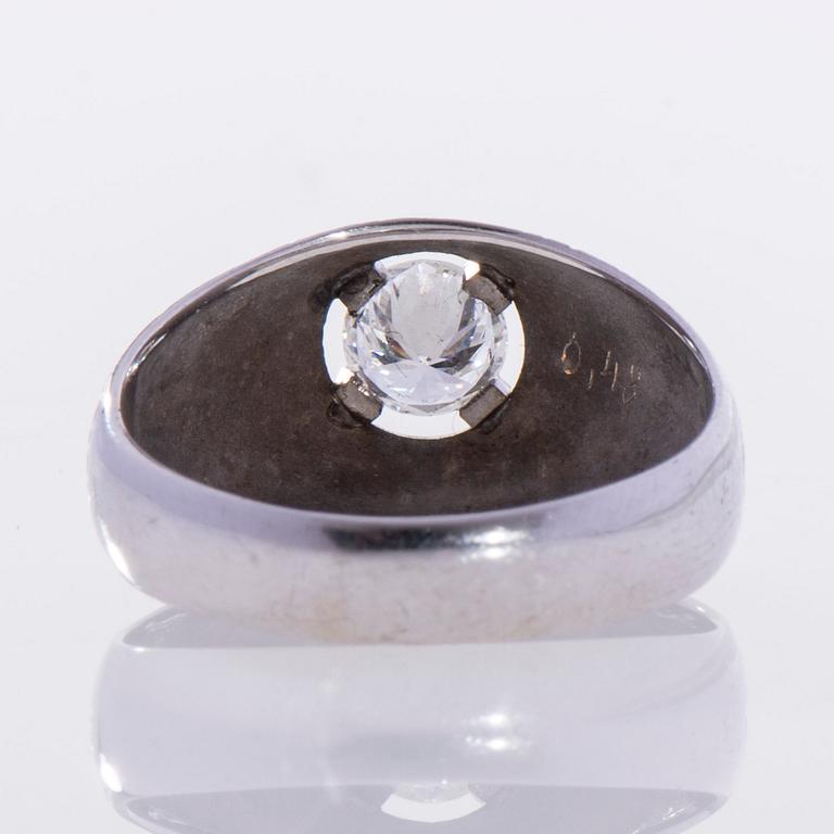 RING, 18K vitguld, briljantslipad diamant. Olof Sjöblom, Helsingfors 1974. Vikt ca 4,1 g.