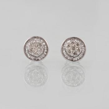 ÖRHÄNGEN, 18K vitguld med briljant och baguetteslipade diamanter ca 0.48 ct. Vikt 2,1 gram.