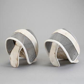 FLORETTER, 3 st, och SABLAR, 2 st, samt FÄKTMASKER, 2 st, 1900-talets mitt.