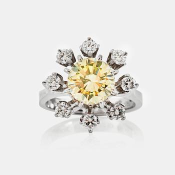 1182. RING med briljantslipade diamanter totalt ca 2.99 ct. Mittsten ca 2.29 ct. Kvalitet ca LtY/VVS.