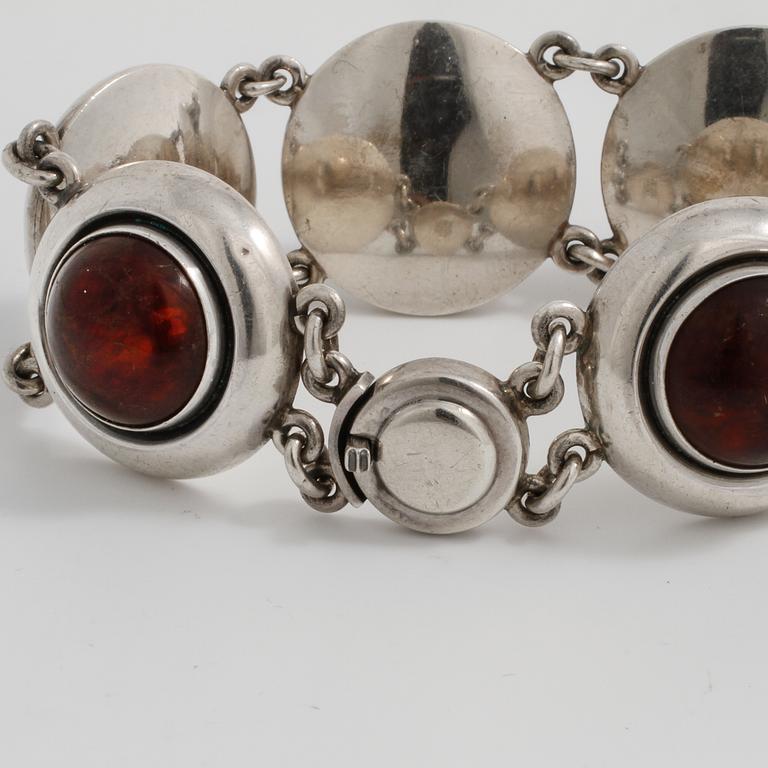NIELS ERIK FROM, Nakskov, Danmark, armband med cabochonslipad bärnsten.