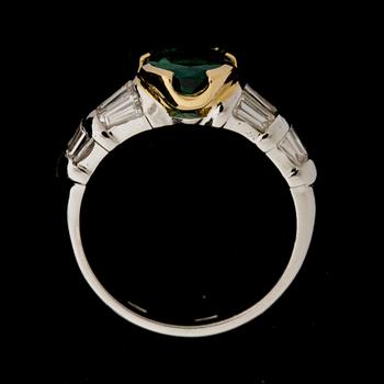 RING, 18 k guld samt vitguld med smaragd samt diamanter. Vikt ca 5 g.