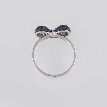 RING, 18K vitguld med fasettslipade blå safirer ca 1.36 ct. Vikt 2,8 gram.