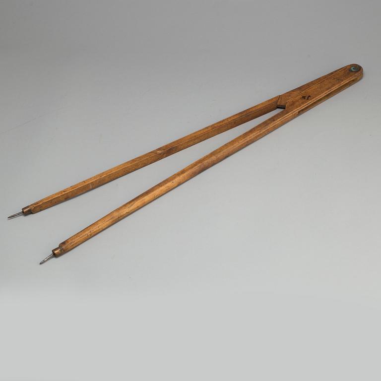 AN 18TH CENTURY WOODEN MEASURING INSTRUMENT.