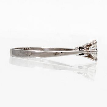 Ring 18K vitguld med 1 briljant 0,41 ct ingraverat, storlek 17/53,5.