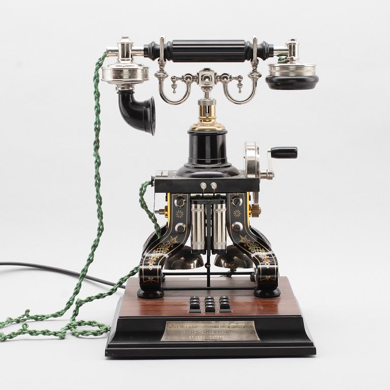 BORDSTELEFON, jubileumsmodell efter "Taxen", LM Ericsson, 1900-talets senare del.