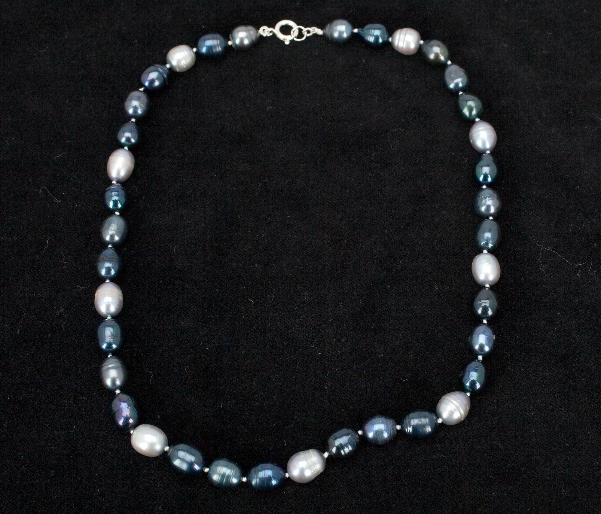 PÄRLHALSBAND, sötvattenspärlor och silver.