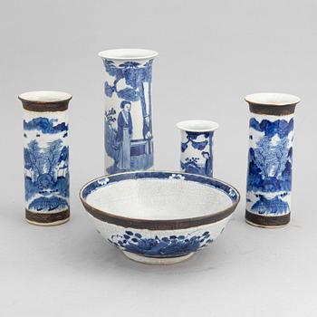 A group of Chinese blue and white porcelain vases and a bowl, 20th century.