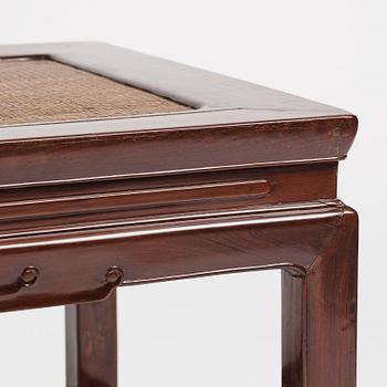 Bord, hardwood. Qingdynastin, 1800-tal.