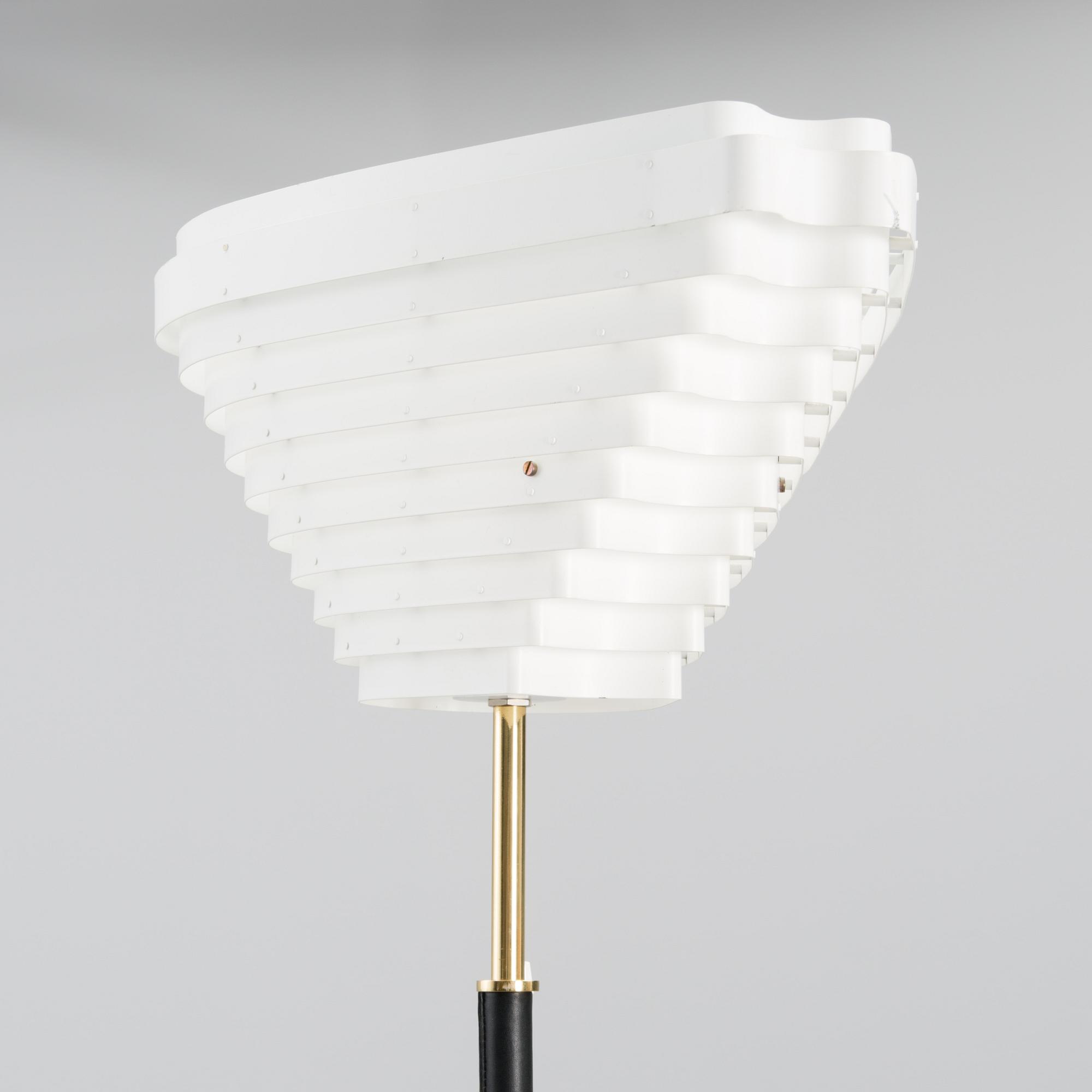 ALVAR AALTO, LATTIAVALAISIN, A 805, "Enkelinsiipi". Valaisinpaja Oy.