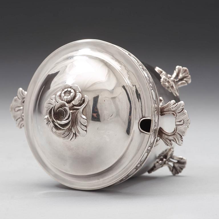 A Swedish 18th century silver sugar bowl and cover, mark of Johan Schröder, Landskrona 1785.