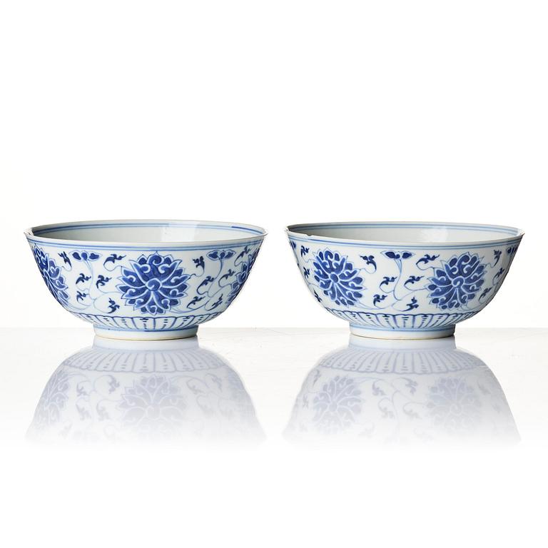 A pair of blue and white lotus bowls, Qing dynasty, Guangxu (1875-1908).