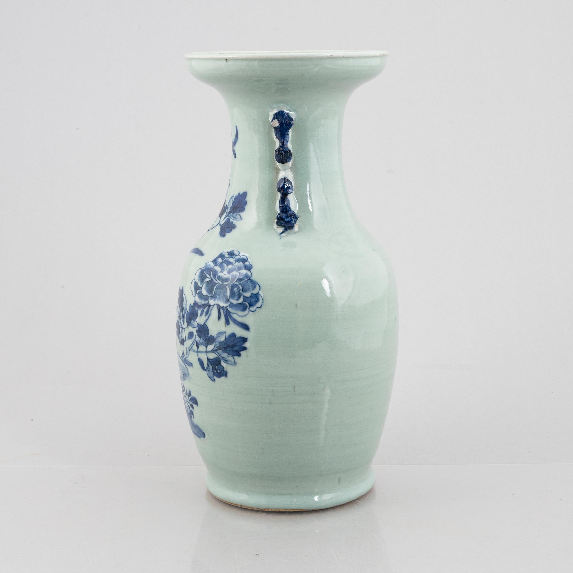 A Chinese porcelain vase, Qing dynasty, second half of the 20th Century.