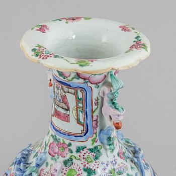 A porcelain vase, China, Qingdynasty, 19th century.
