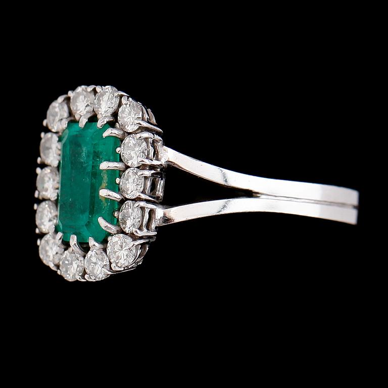 RING, 18 k vitguld, smaragd och 14 briljantslipade diamanter tot ca 0.70 ct, svenska stämplar JLAN, 1974.