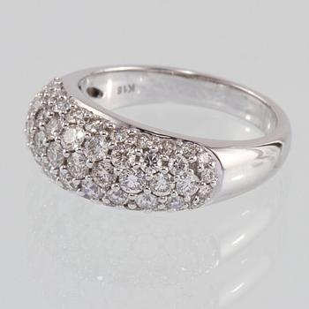 RING, 18k vitguld med 56 briljantslipade diamanter, totalt 1.69 ct. Vikt 7 g.