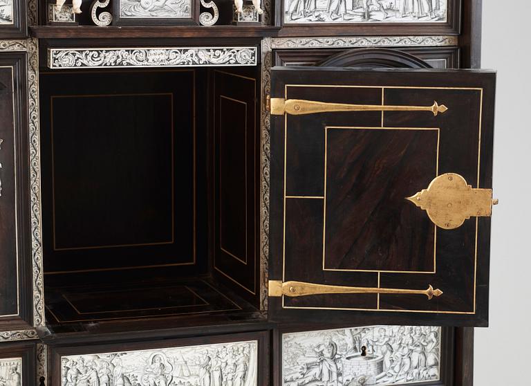 An Italien Baroque-style 19th century cabinet on stand.