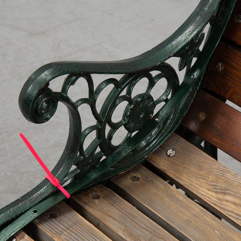 A tennis-/gardenbench, GLTK Gothenburg.