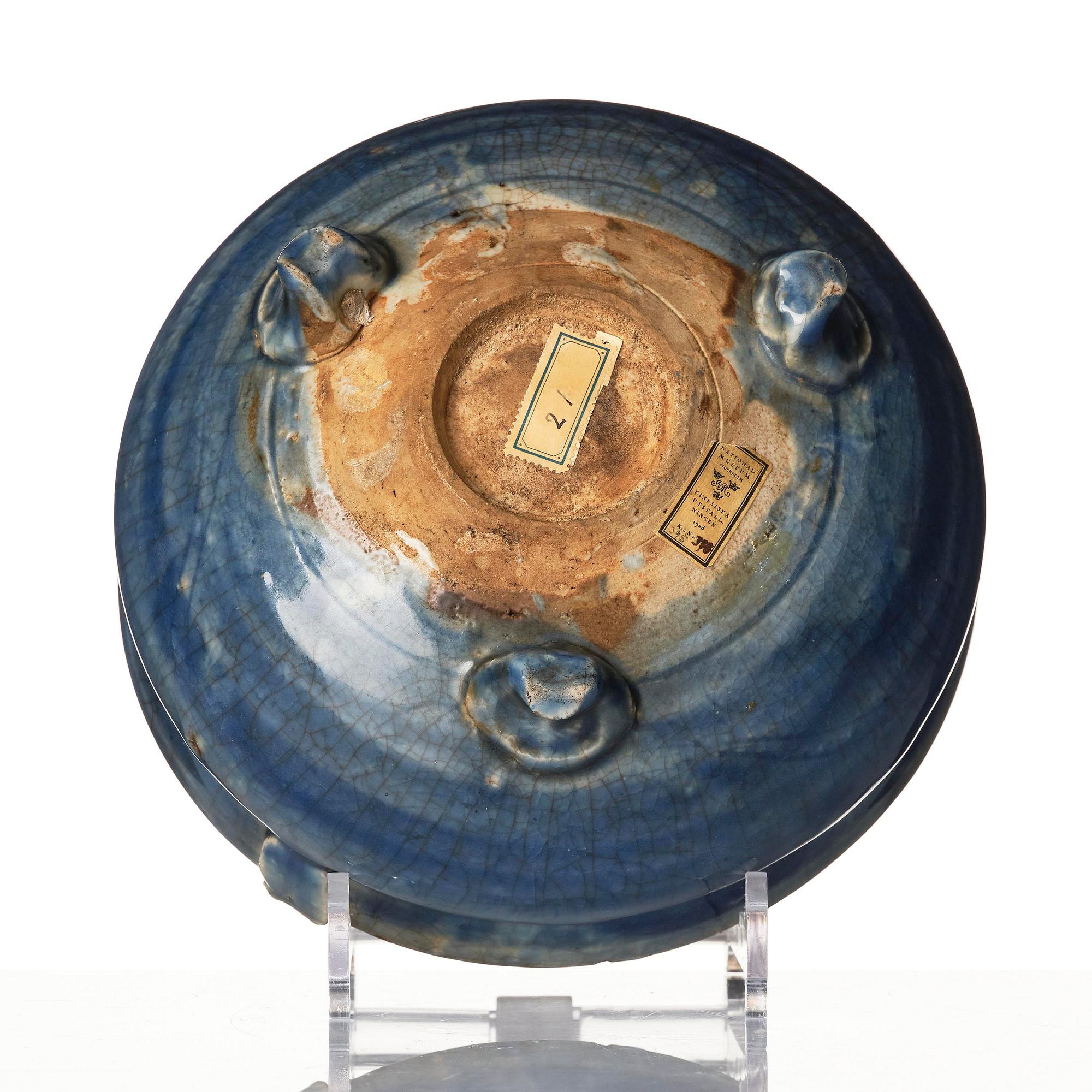 A blue glazed tripod censer, late Ming dynasty, 17th century.