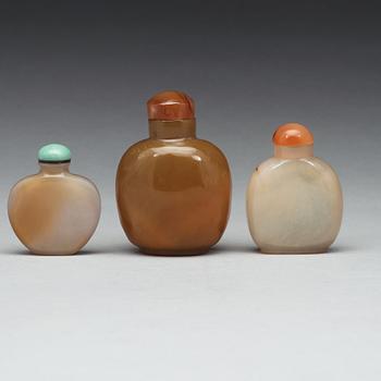SNUSFLASKOR, agat, tre stycken. Kina, 1900-tal.