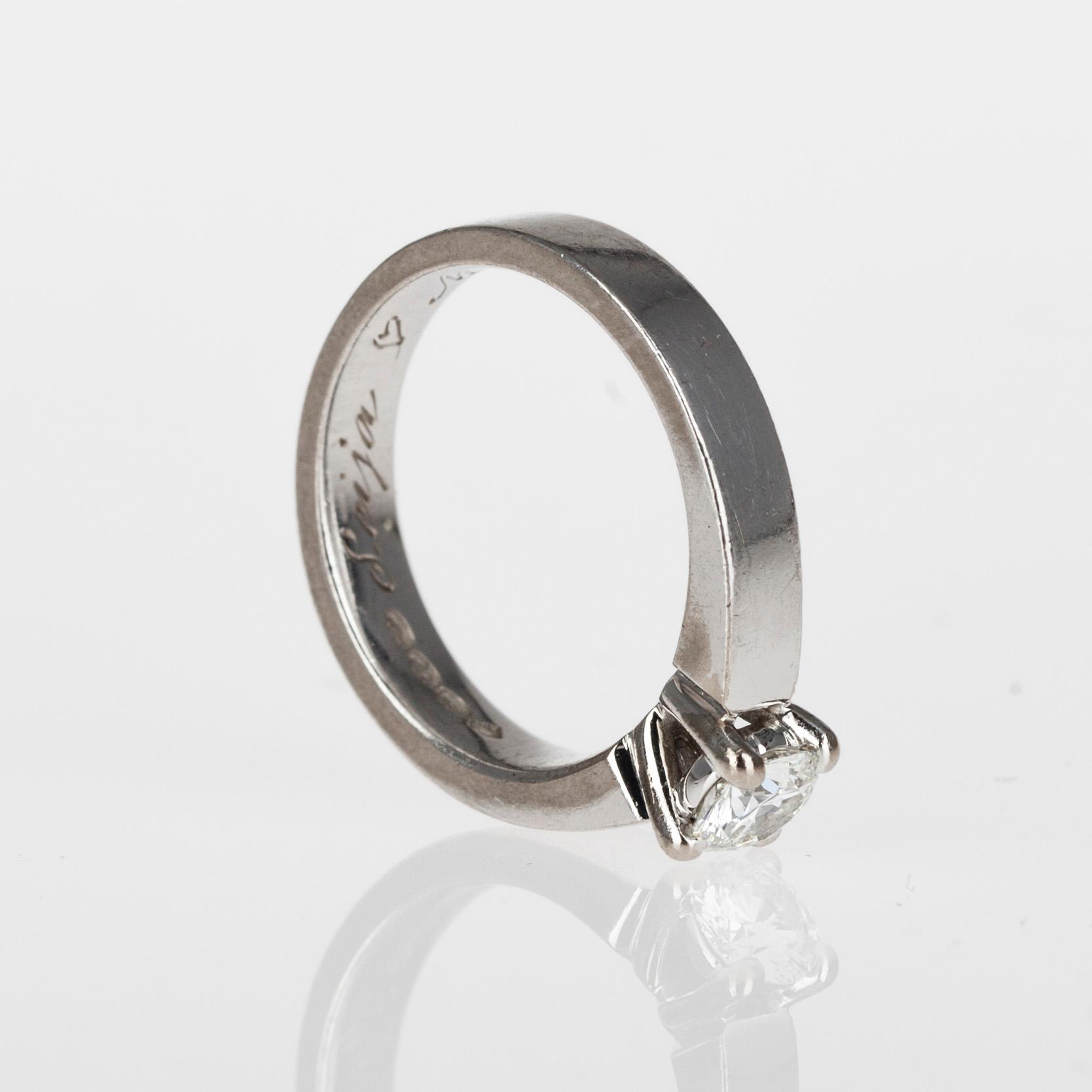RING, 18K vitguld, briljantslipad diamant 0,41 ct. Finska stämplar 2012. Vikt 6,1 g. Intyg GIA.