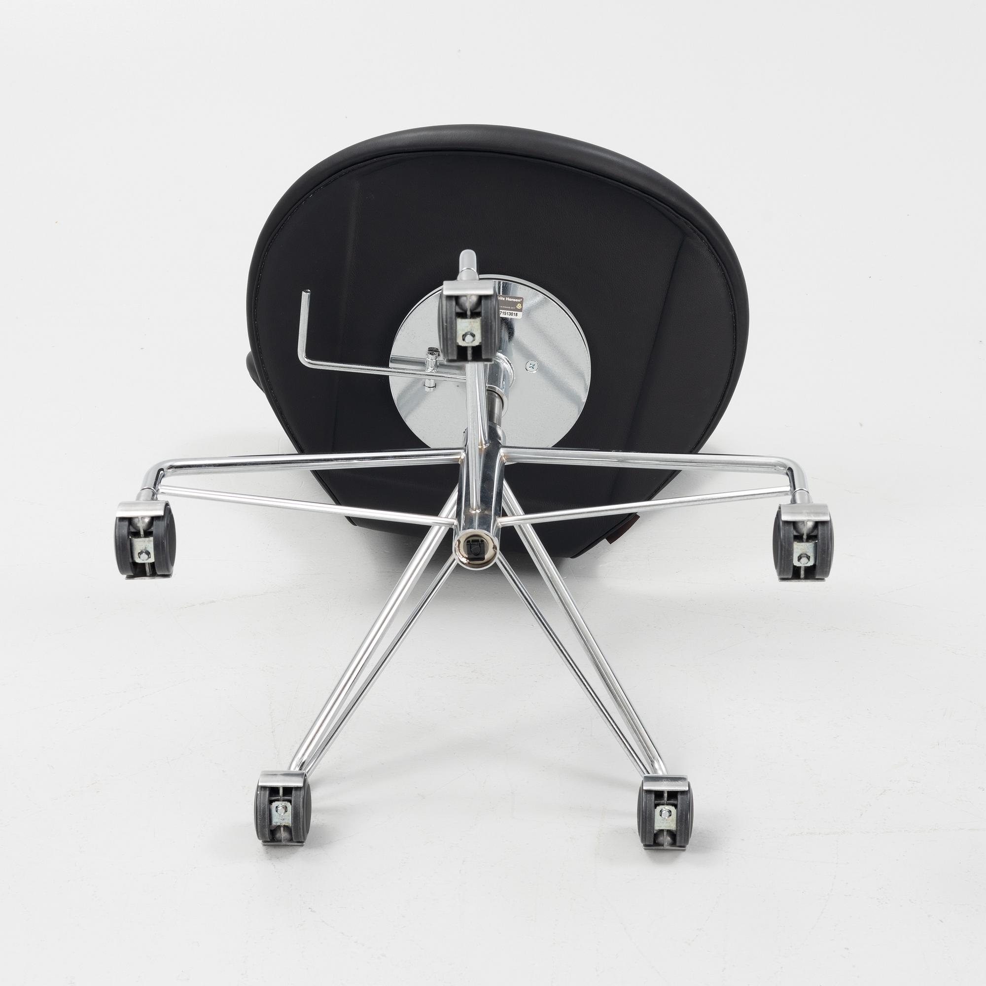 Arne Jacobsen, skrivbordsstol, "Sjuan", Fritz Hansen, Danmark, daterad 2017.