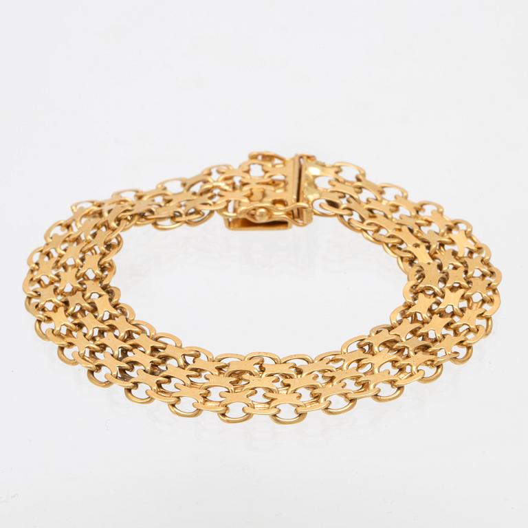 An 18C gold bracelet weight 22,5 grams, length 18 cm.