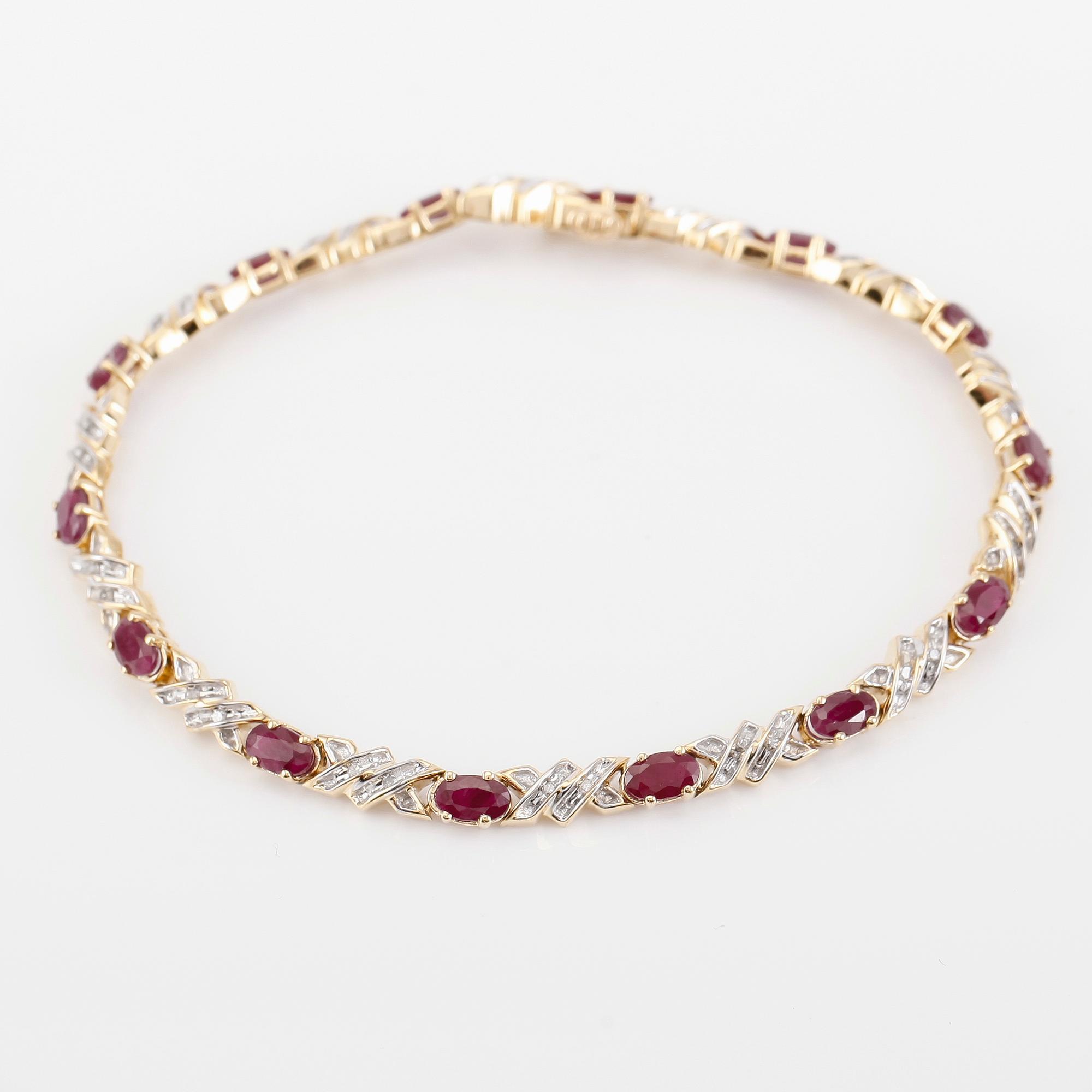 ARMBAND, 18K guld, diamanter tot ca 0.26 ct. och rubiner.