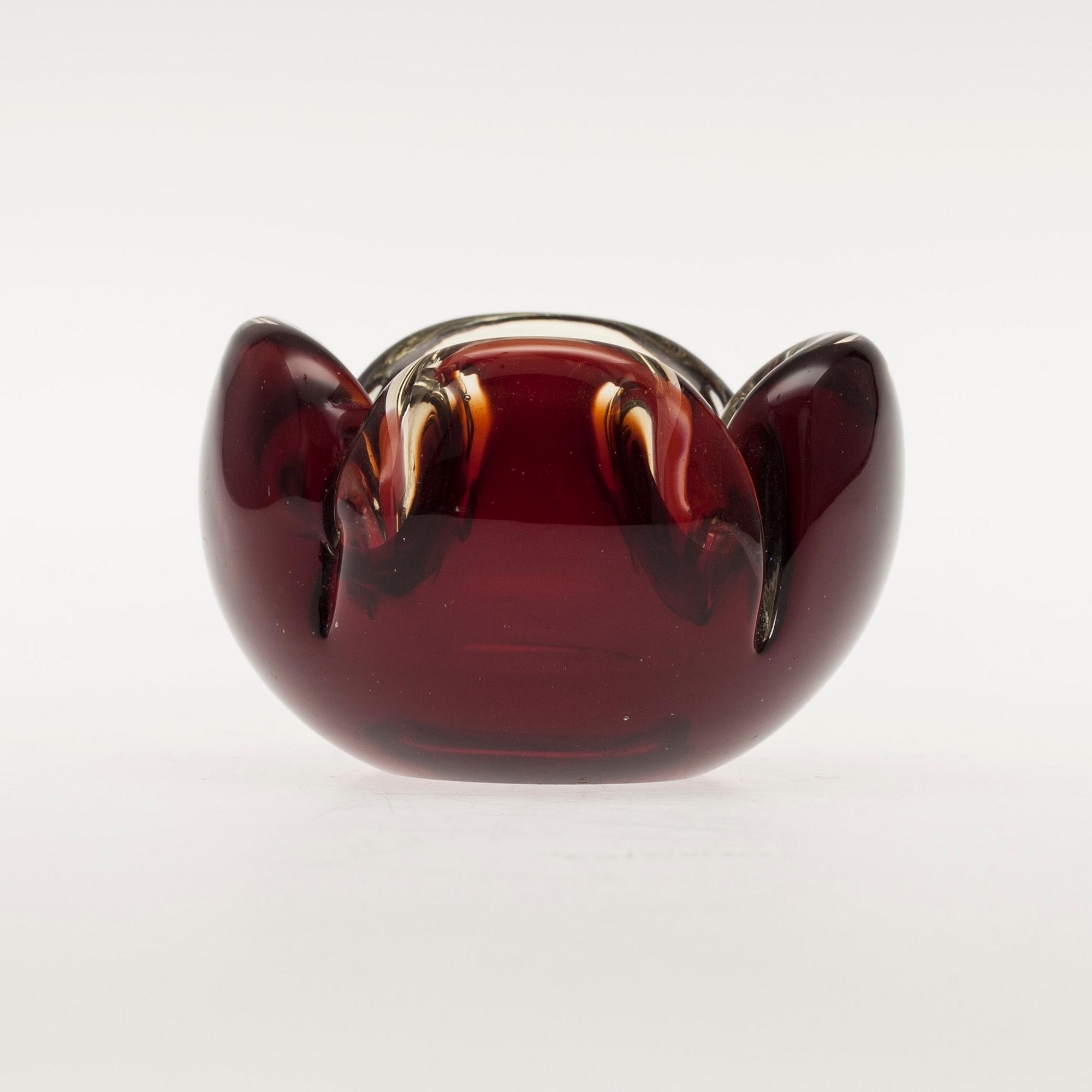 TILLBRINGARE, glas, i-linjen, Timo Sarpaneva, Iittala, signerad TS, och SKÅL, glas, signerad Jaakko Niemi Nuutajärvi.