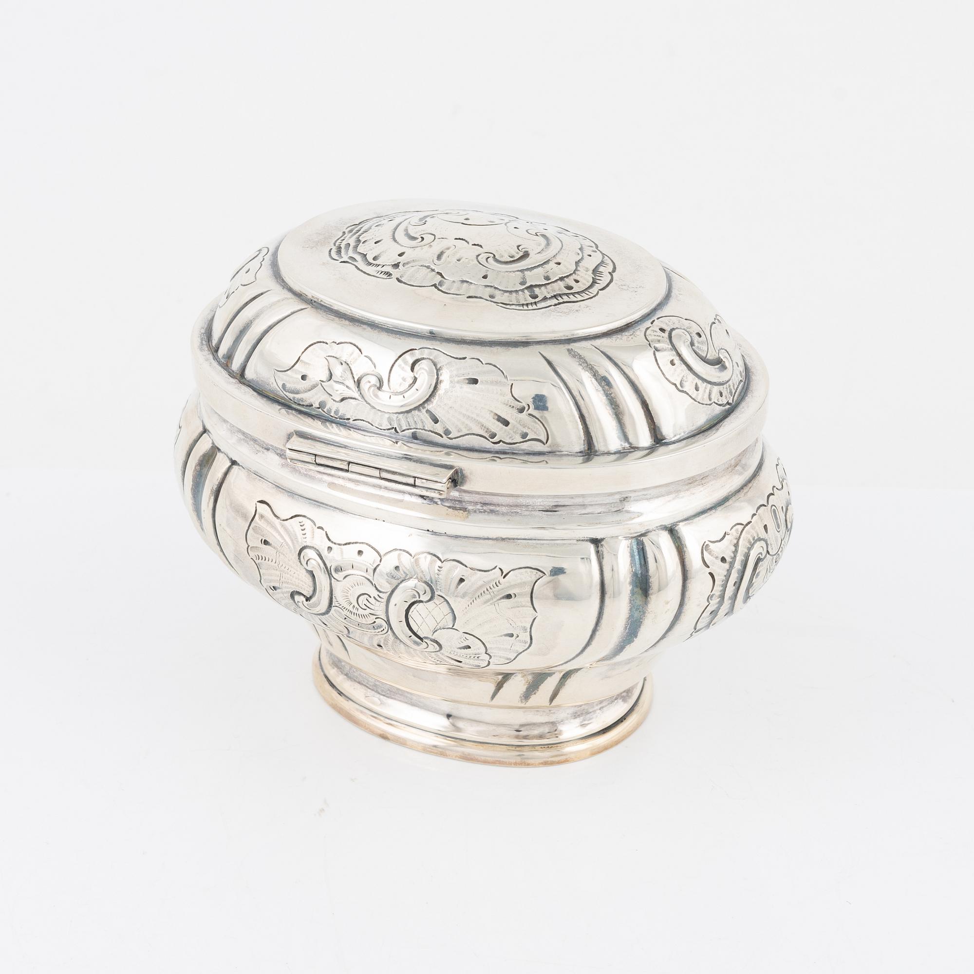 A rococo style silver sugar box, 20th Century. - Bukowskis