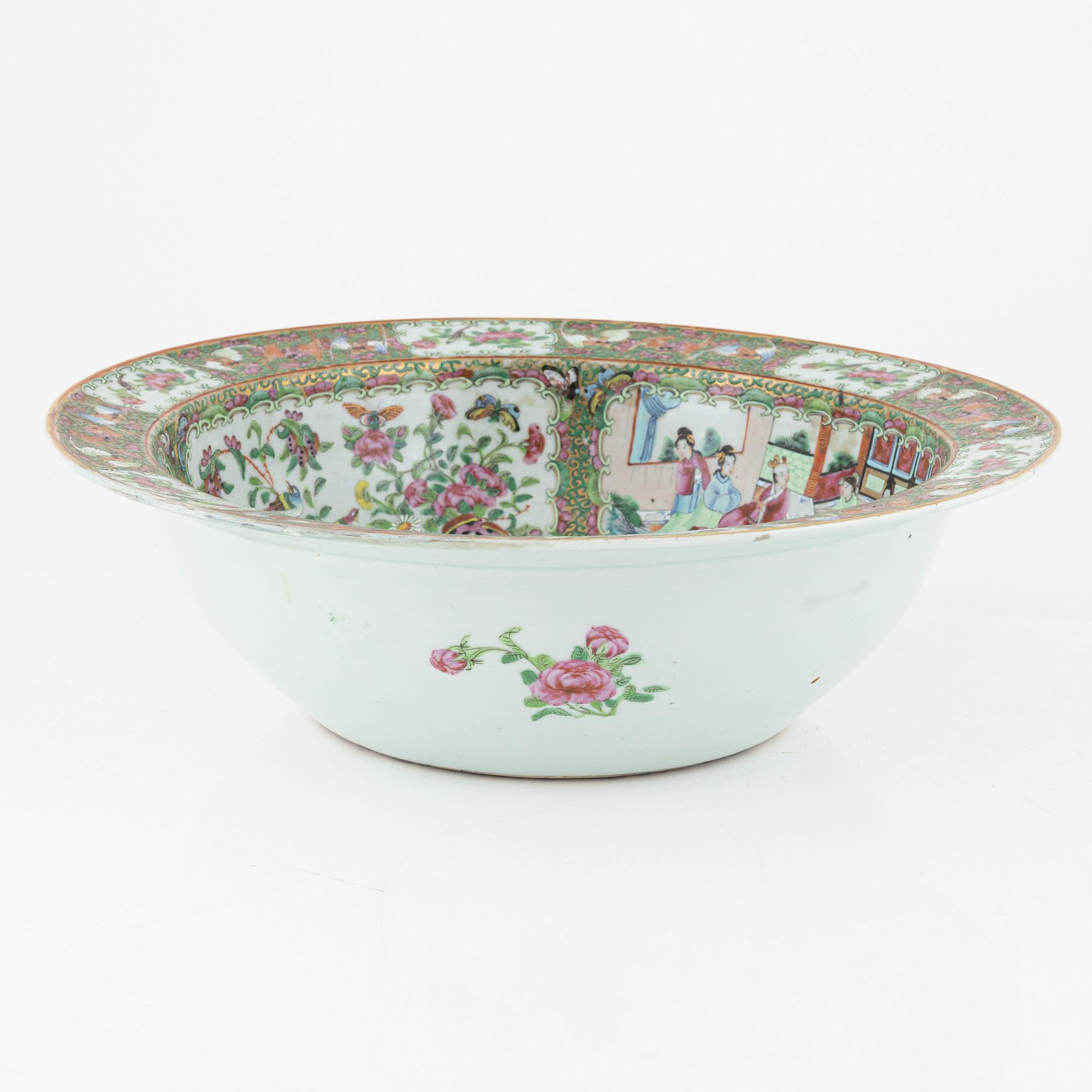 A Canton porcelain bowl, China, 19th century.