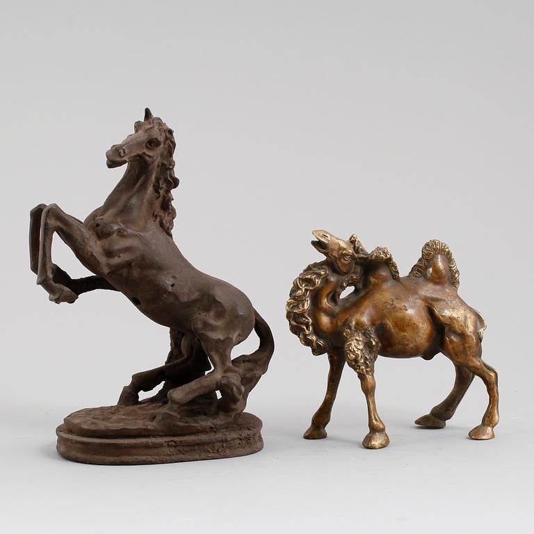 FIGURER, 2 st, brons och metall, Kina, 1900-tal.
